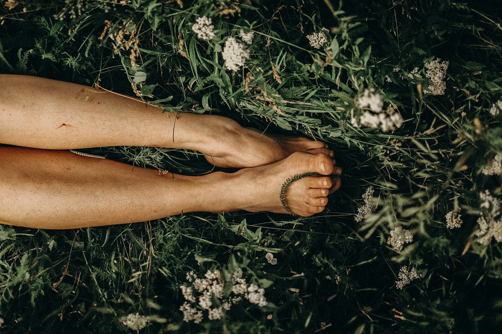 Pés bem cuidados em composição clara, com leitura editorial suave para a assinatura da ZL Podologia