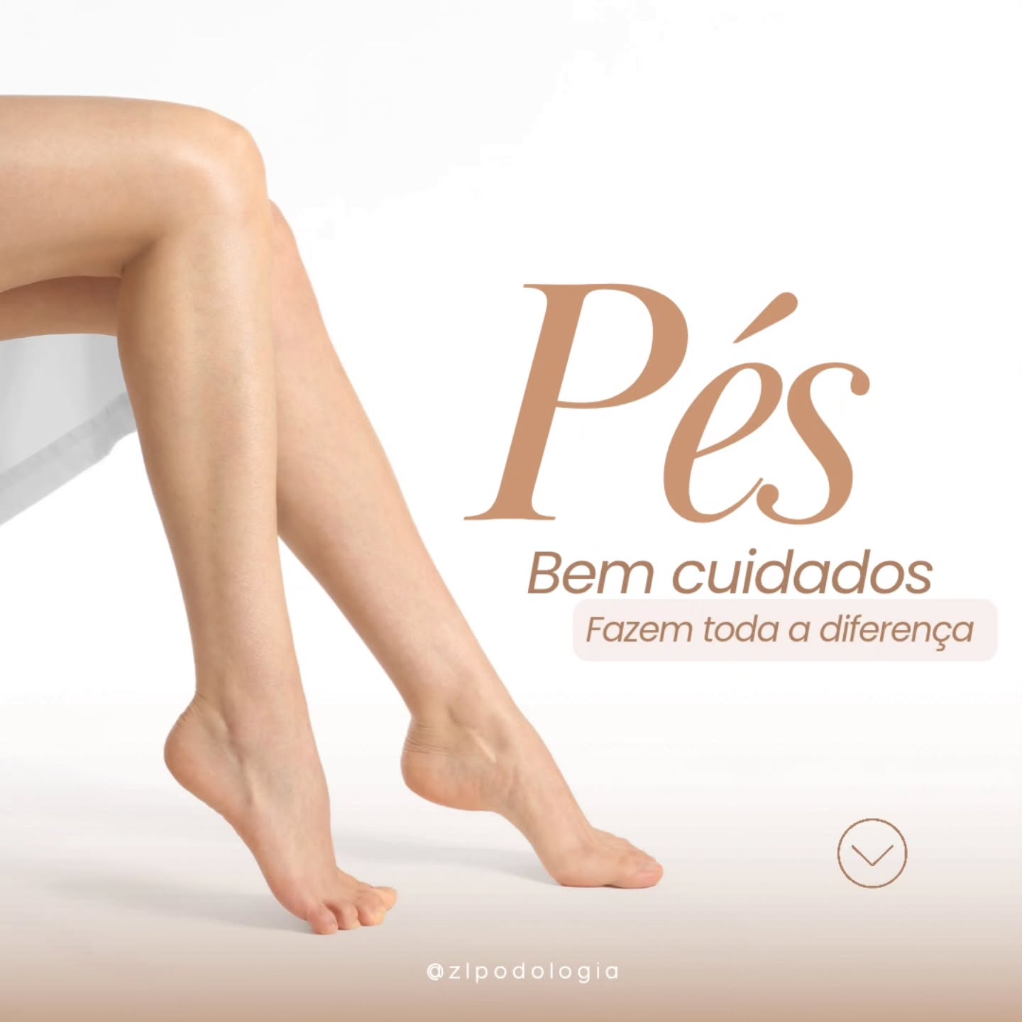 Peça editorial oficial da ZL Podologia Fortaleza com a tagline Pés bem cuidados fazem toda a diferença em tipografia serifada dourada sobre pernas femininas em luz natural